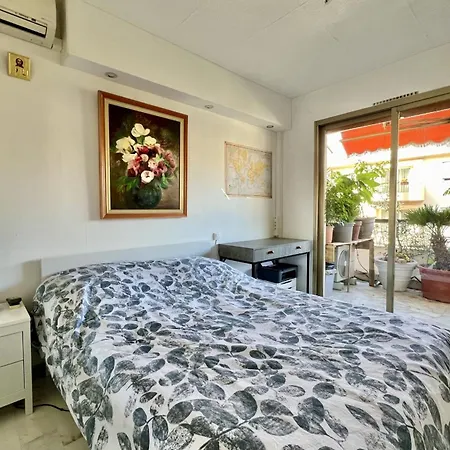 Bright 31m2 Flowered Terrace Near Croisette アパート カンヌ
